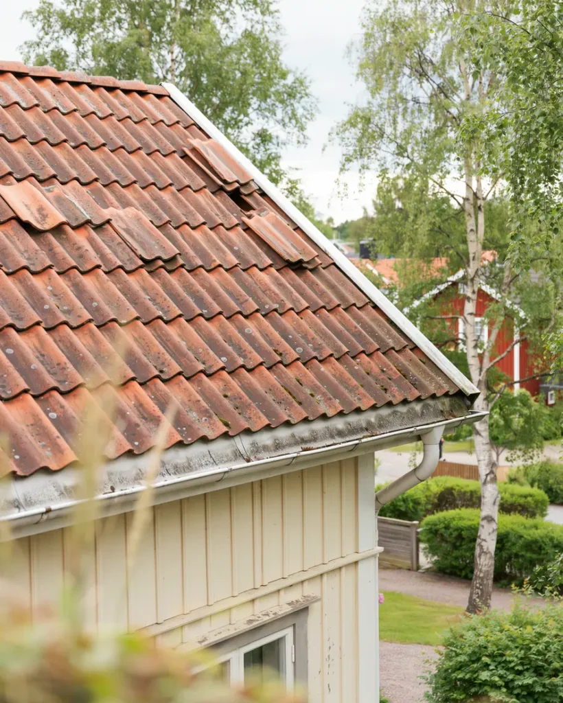 sommarens takbesiktning i juni uppt ck uv skador sprickor och l sa pannor i tid
